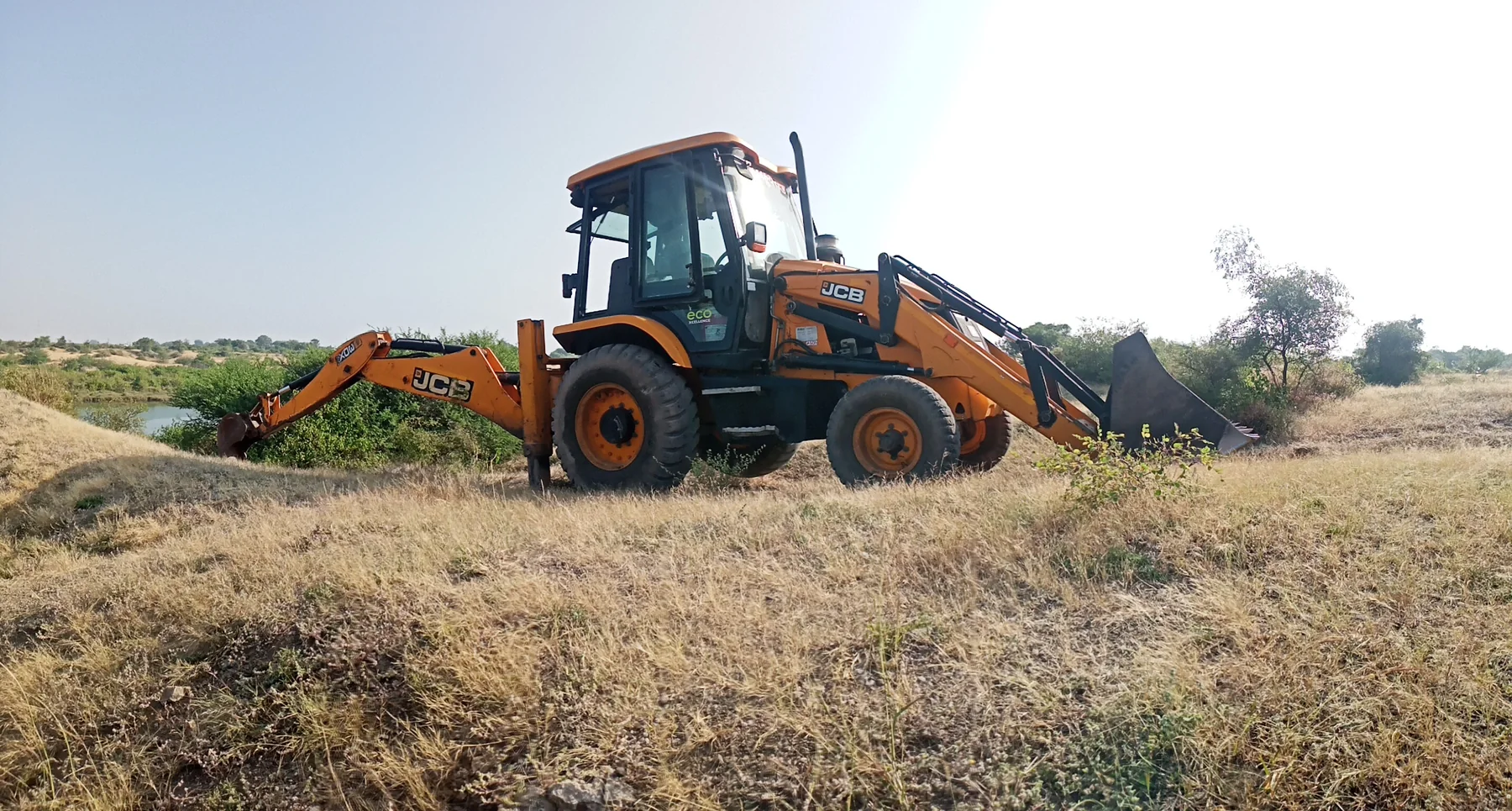 Екскаватор-навантажувач JCB — фото прикладу типу техніки